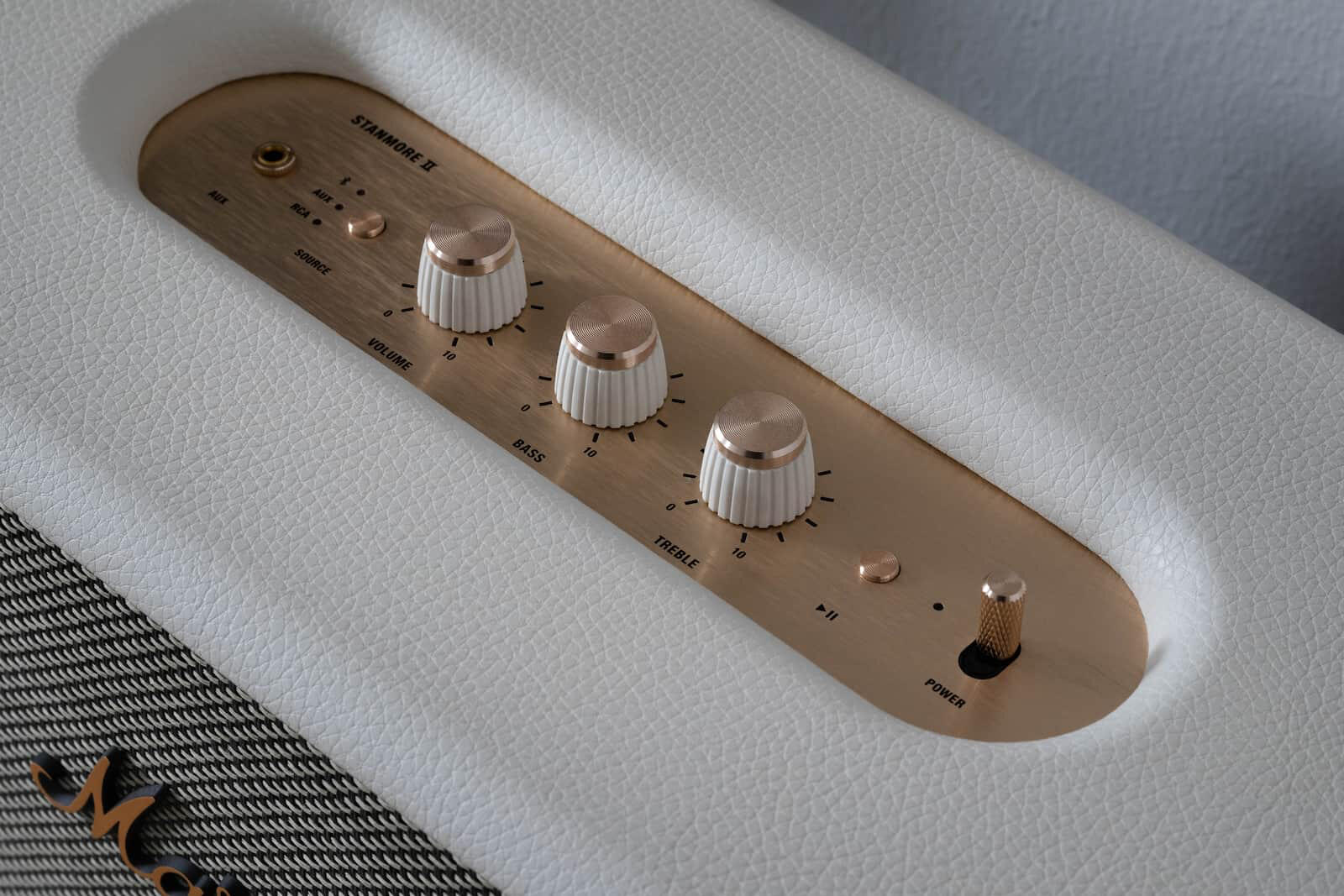 Lähikuva Marshall Stanmore II kaiuttimen hallintapaneelista, napeista ja vivuista.