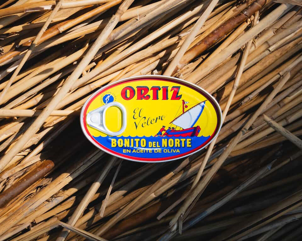 Kuva Ortiz-tonnikalapurkista suoraan ylhäältä, taustalla kuivunutta kaislaa.