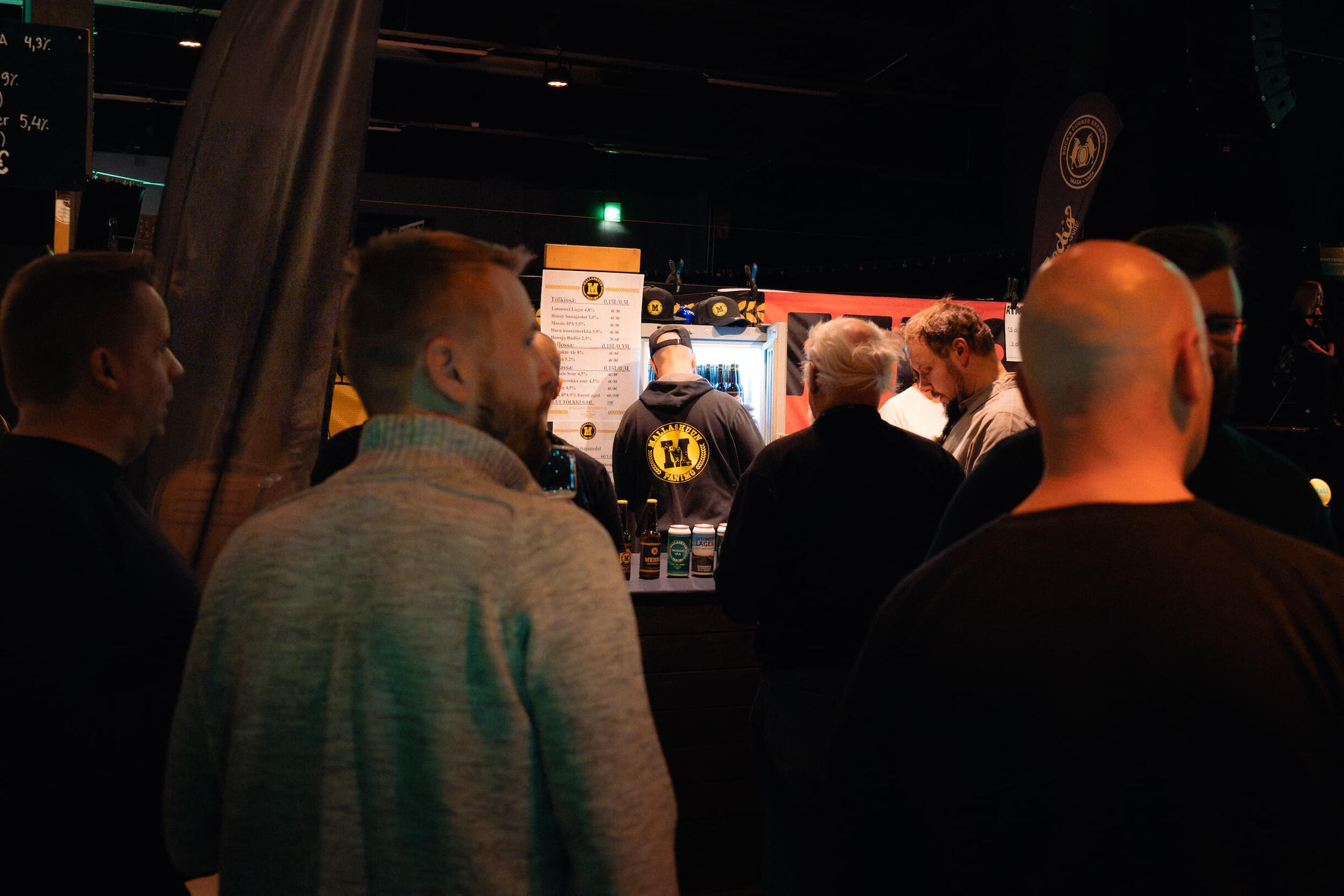 Mallaskuun Paninon piste Lakeuden Panimojuhlissa ihmisten ympäröimänä.