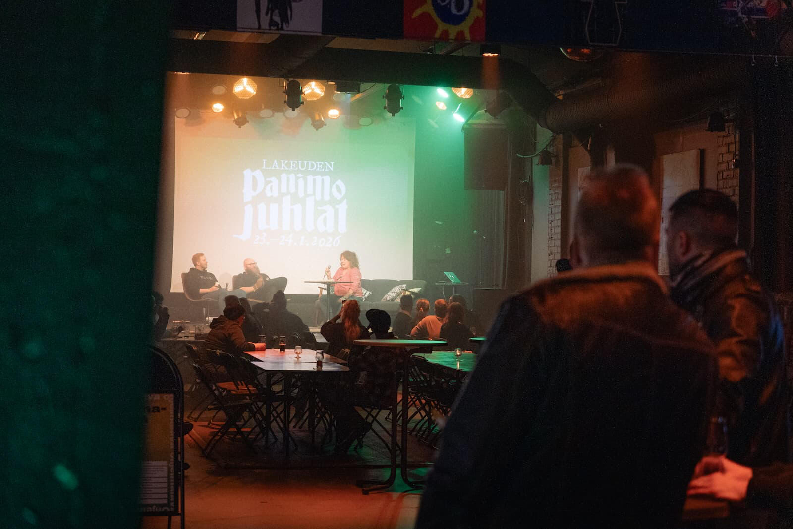 Haastattelu lavalla Lakeuden Panimojuhlissa, yleisöä katsomassa esitystä lavan reunalla.