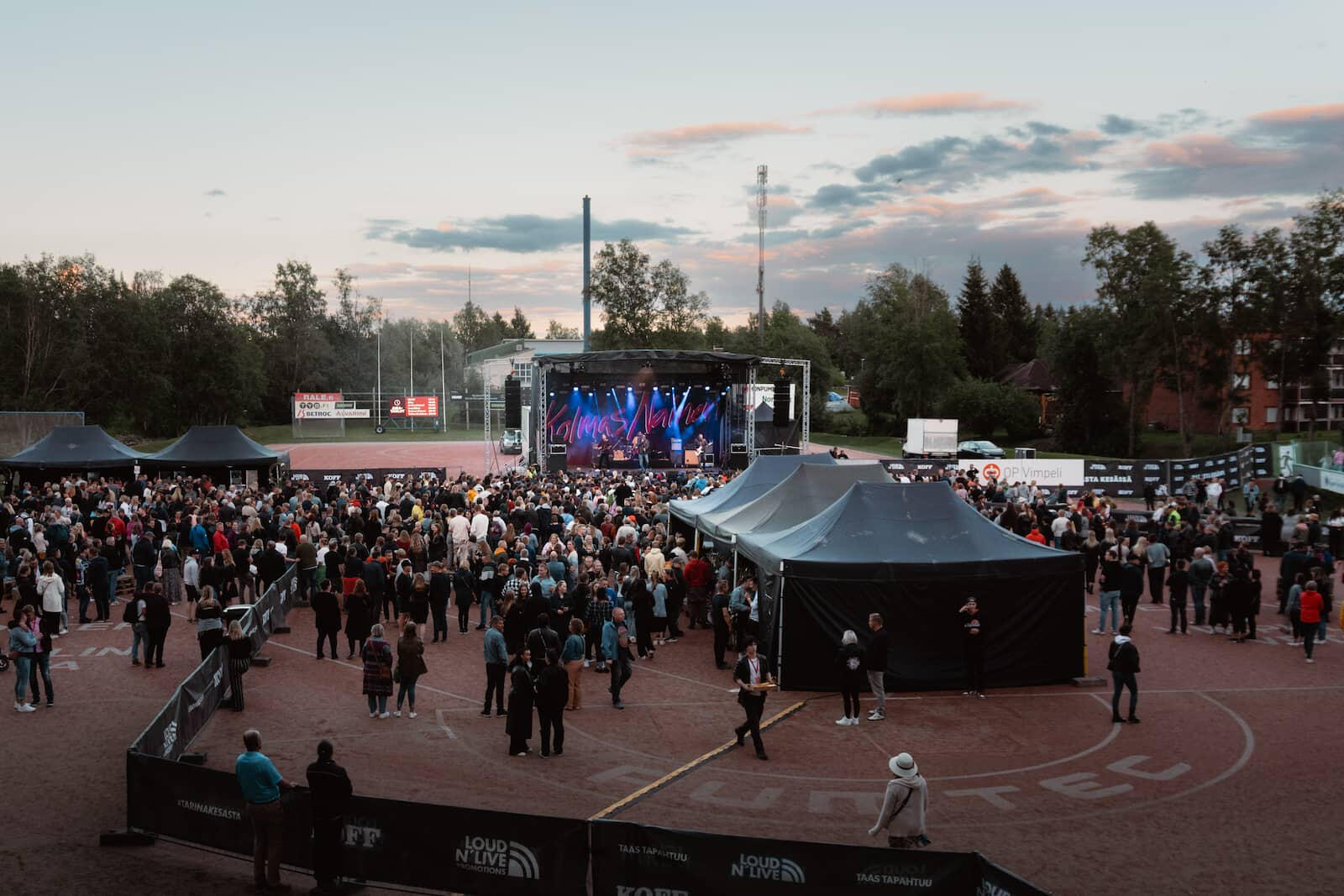 Kuva Vimpelin Saarikenttä -festivaaleilta, kuvan keskiössä esiintymislava ja anniskeluteltta.
