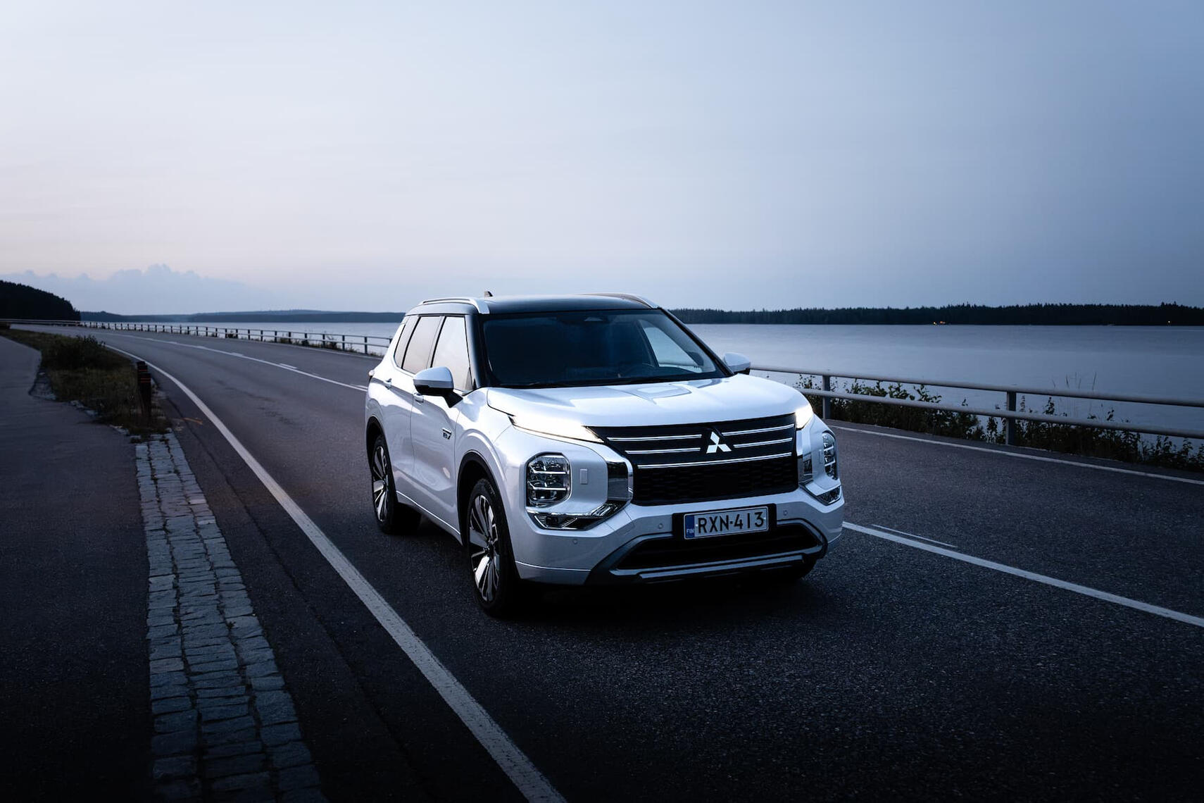 Mitsubishi Outlander etuviistosta kuvattuna suomalaisessa järvimaisemassa.