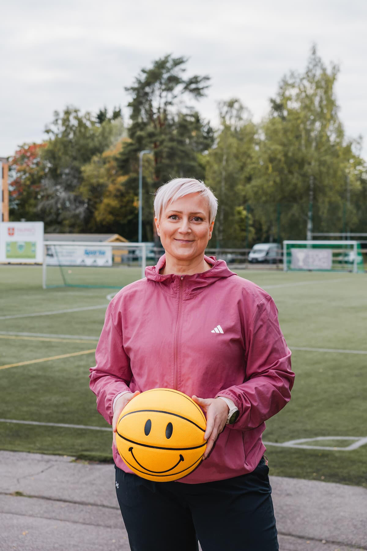 Taivassalon koulupersonaltrainerin portretti jalkapallokentän edessä.