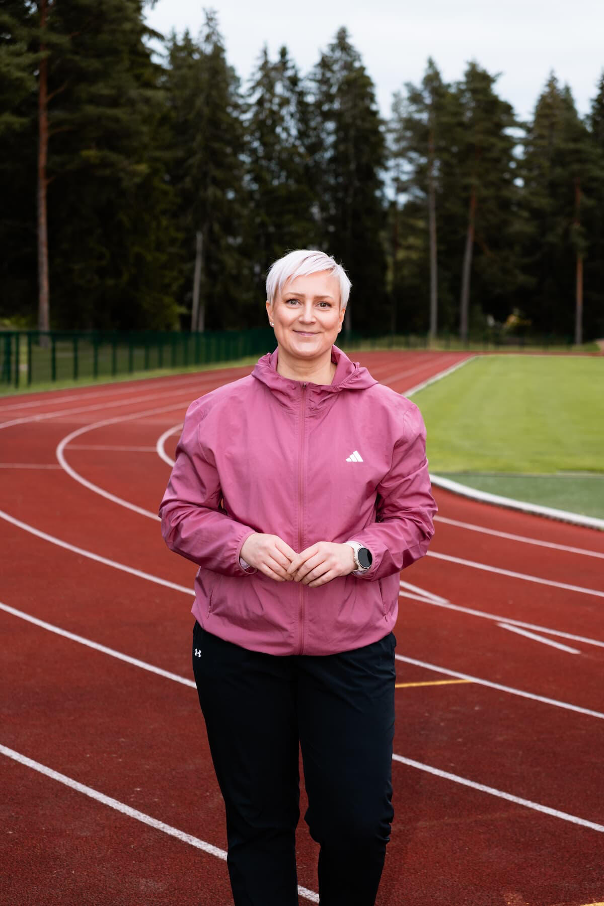 Taivassalon koulupersonaltrainerin portretti juoksuradalla.