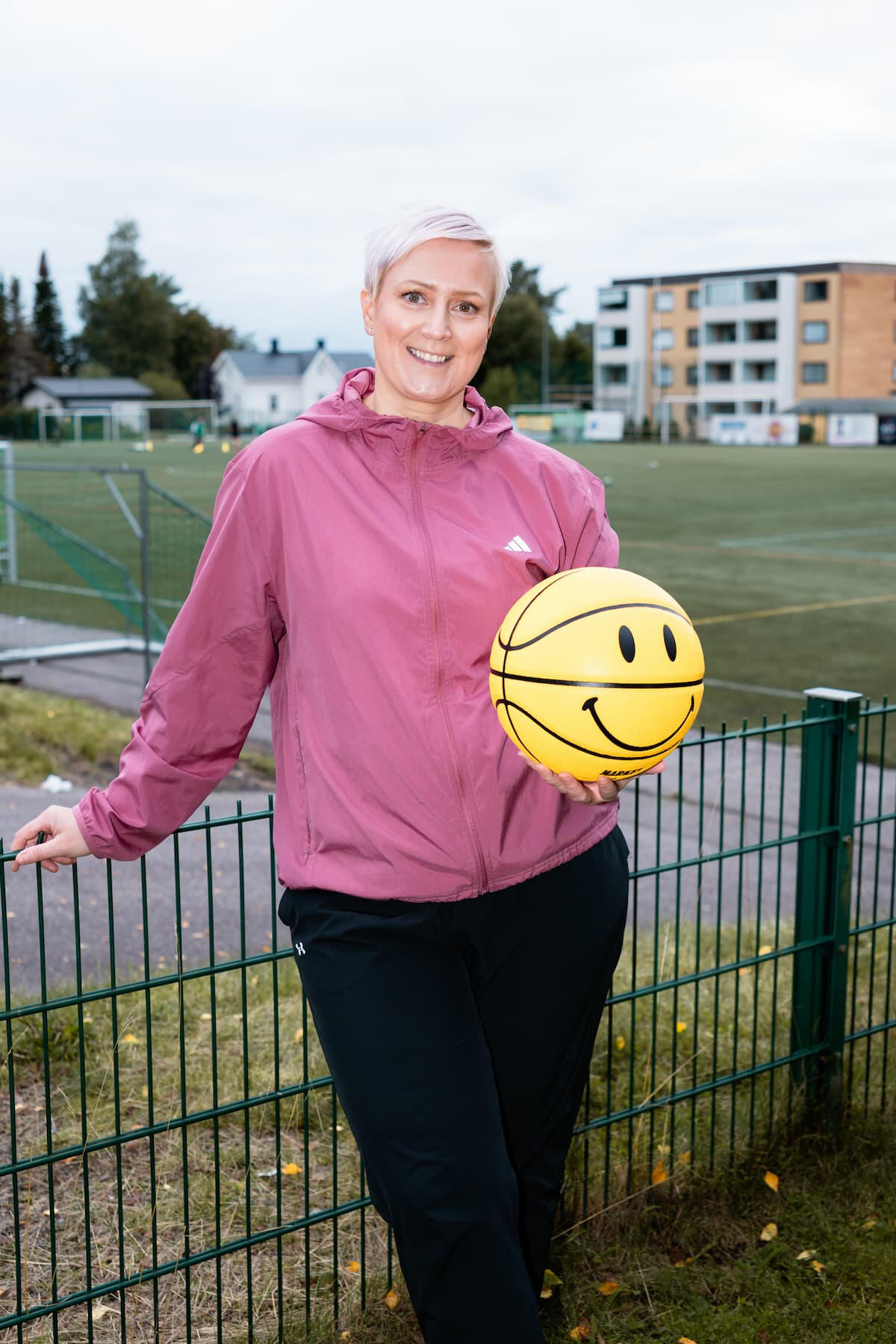 Tämän kuva on otettu erityisesti nuorta kohderyhmää puhuttelevalla tavalla. Trendikäs salaman käyttö ja henkilön rento poseeraus auttamaan luomaan coolia ja helpostilähestyttävää mielikuvaa.