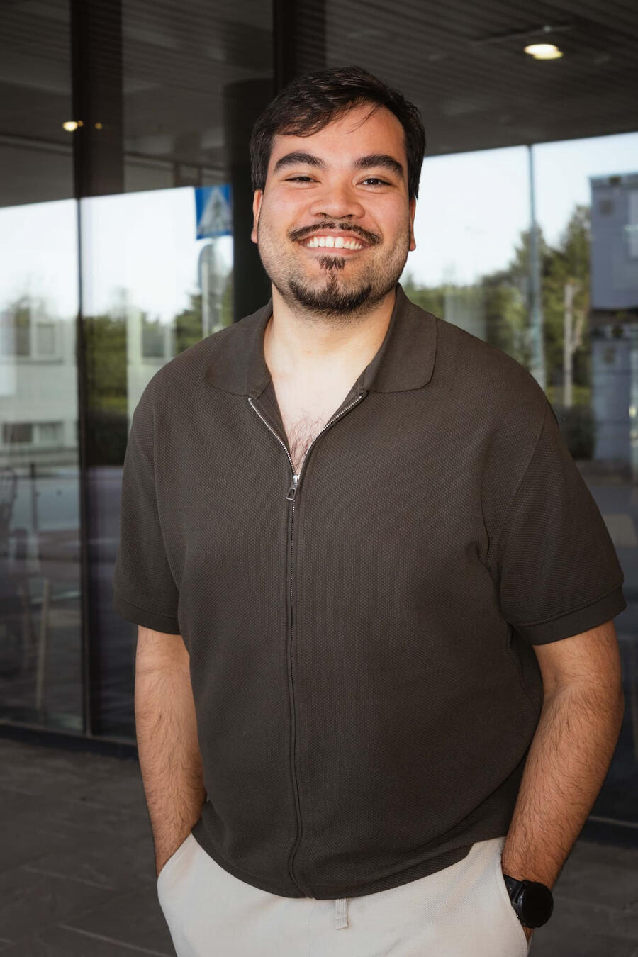 Portfolioani kurkkaamassa? Tässä minä! Portretti kuva Ville Sainiosta, joka hymyilee kameralle.